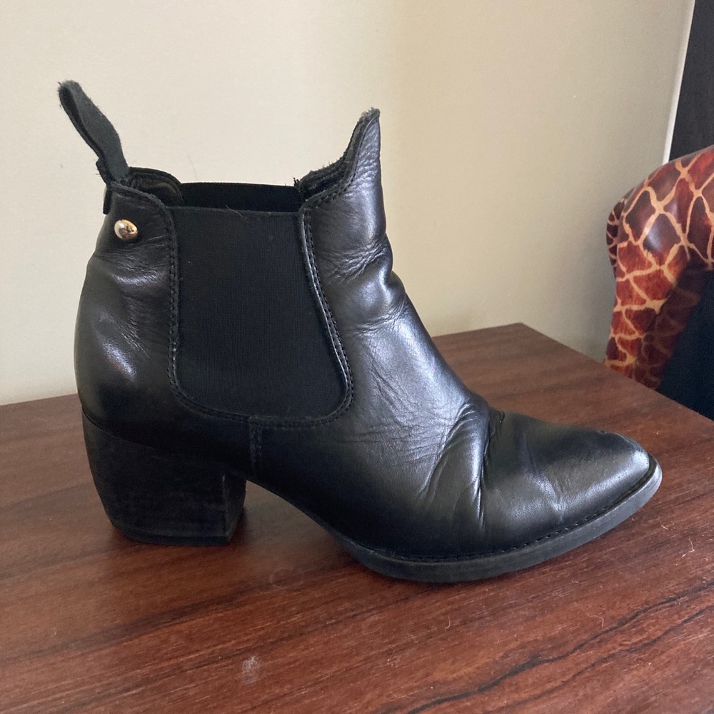 Chelsea Black Leather Booties 37.